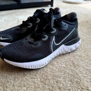 NIKE Black and White Sneakers